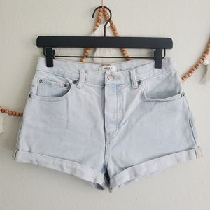 Forever 21 || light wash button fly denim shorts